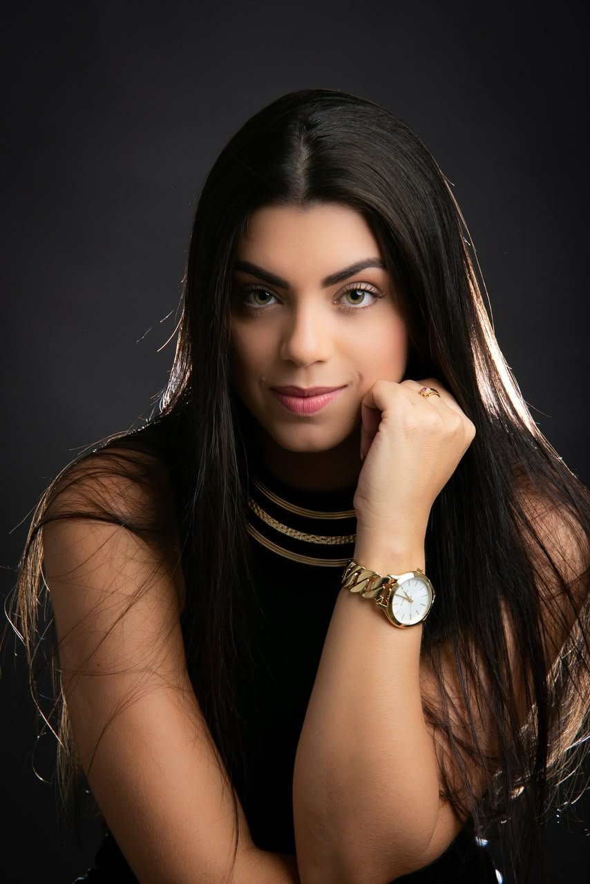 Múcia Mylena em retrato profissional