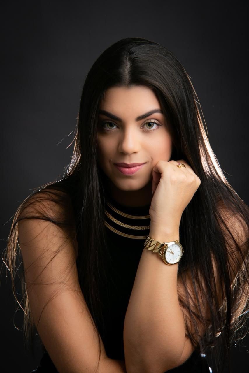 Dra. Múcia Mylena em retrato profissional